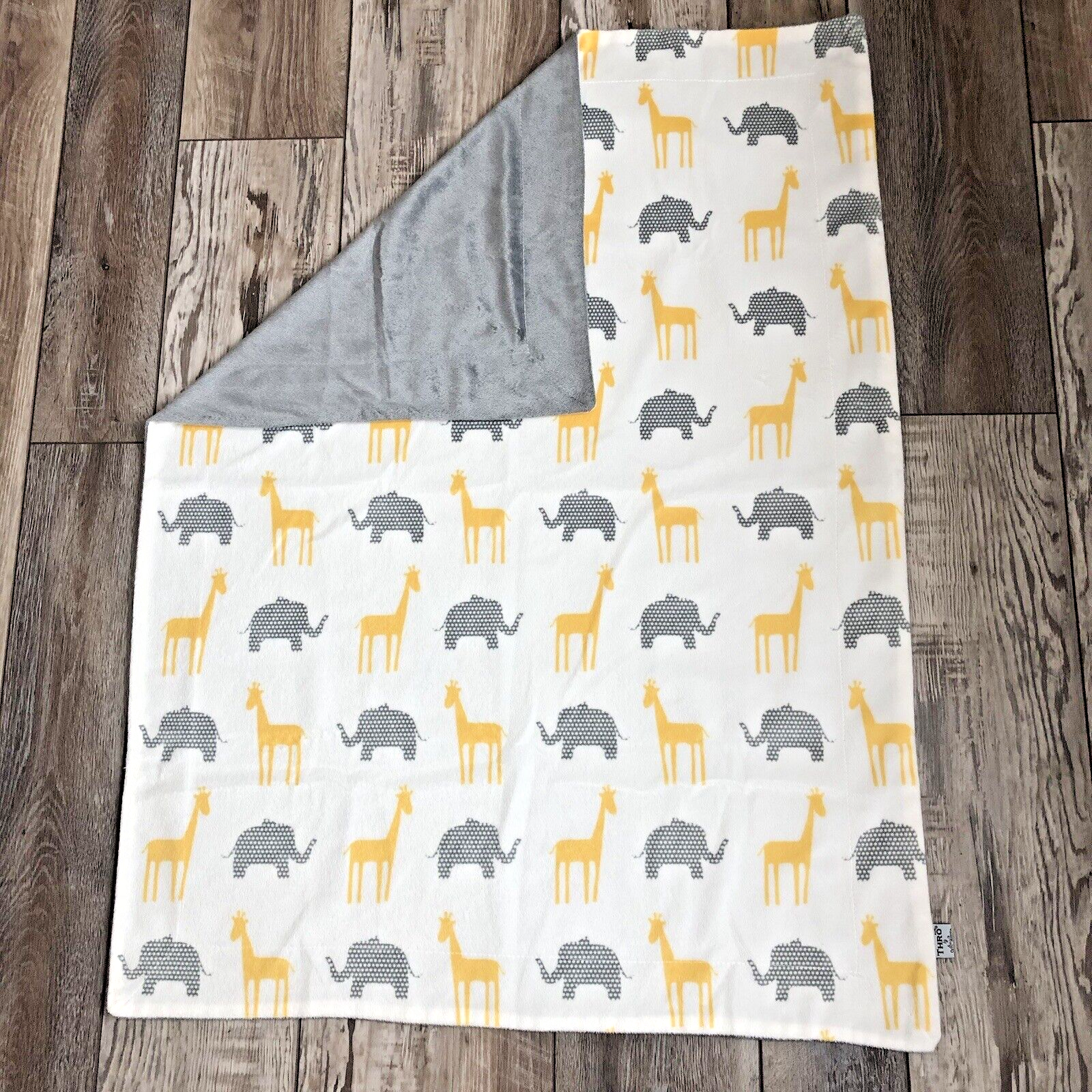 Elephants Giraffes Solid Gray Back 38 X 29 Euc
