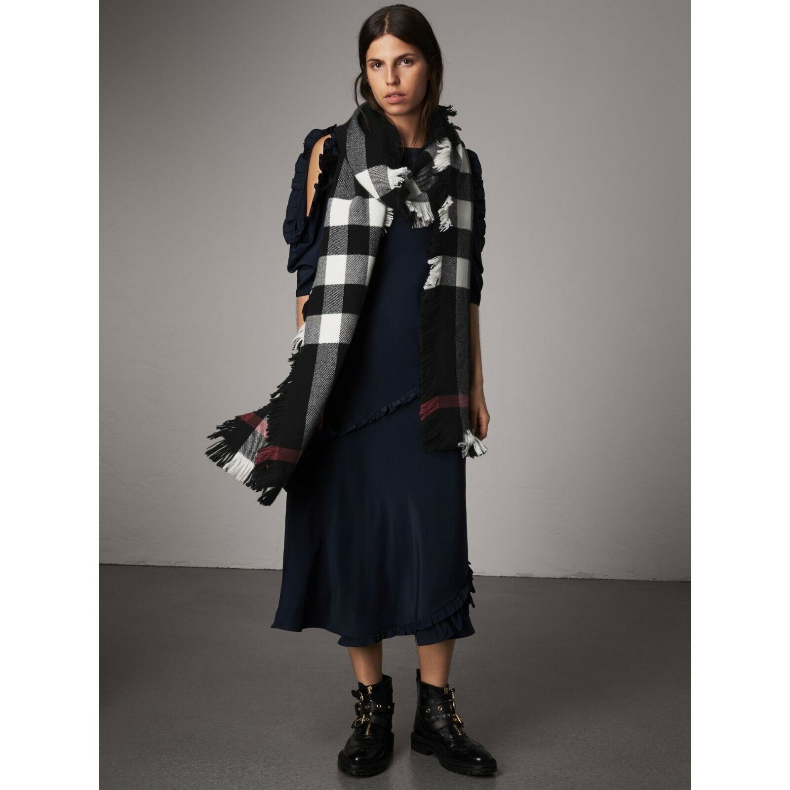 Burberry Black Wool Half Mega Fashion Plaid Check Fringe Burberry Black Wool Half Mega Fashion Plaid Check Fringe