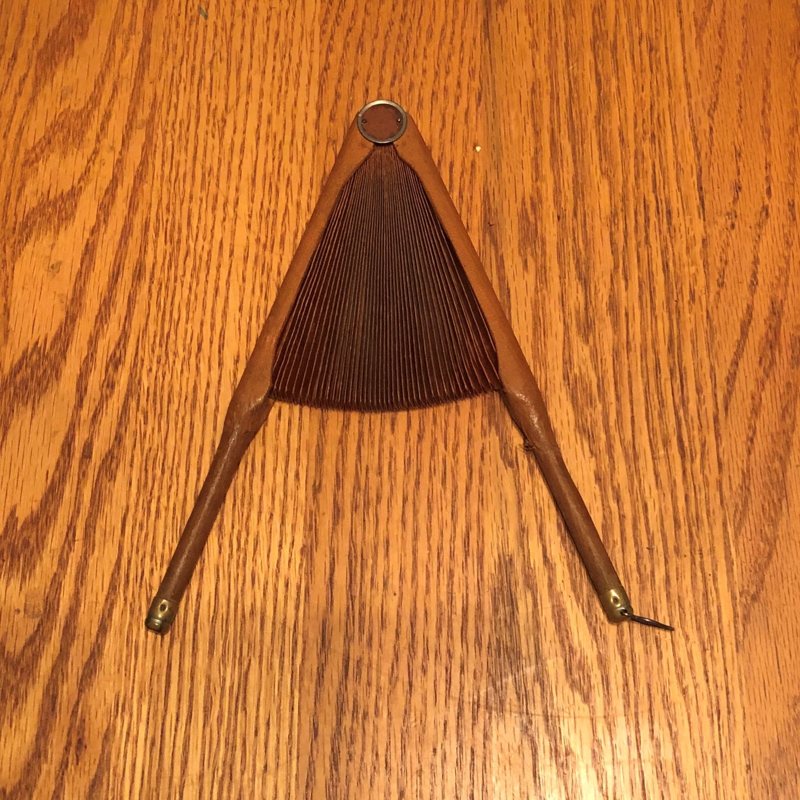 FINE ANTIQUE VICTORIAN FOLDING HAND FAN IN COATED WOOD HOLDER PAPER EARLY 1900'S
