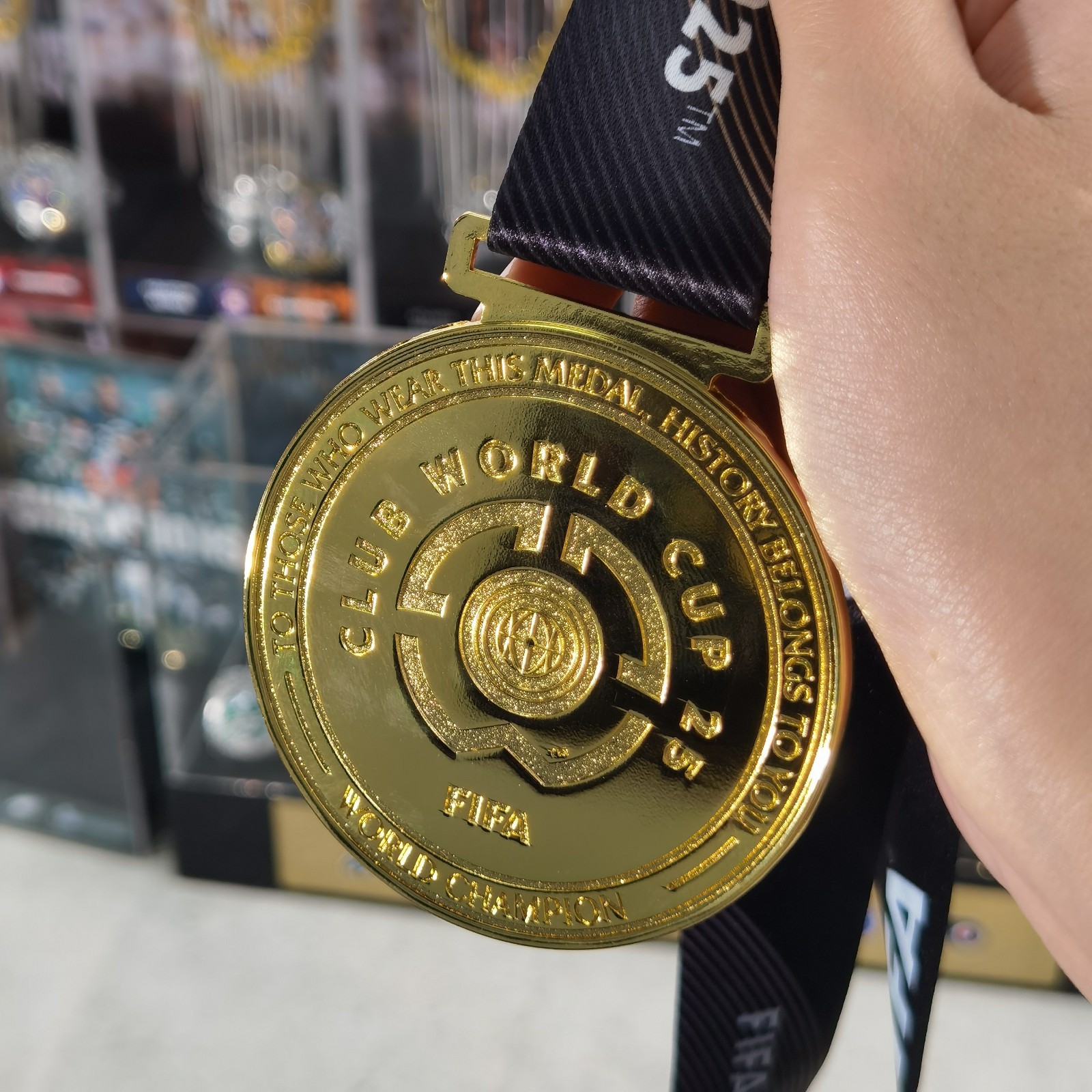 FIFA CLUB WORLD CUP 2025 非売品キーホルダー&ピンバッジ FIFA