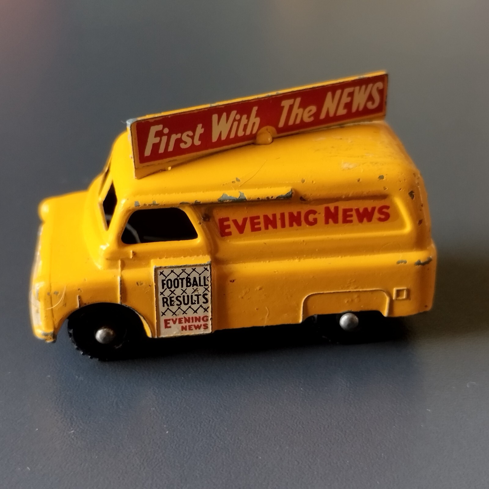 MATCHBOX N°42 BEDFORD PAPERS VAN 1957 MATCHBOX Series 1-75. No 42. Evening News Van. Bedford. 1957