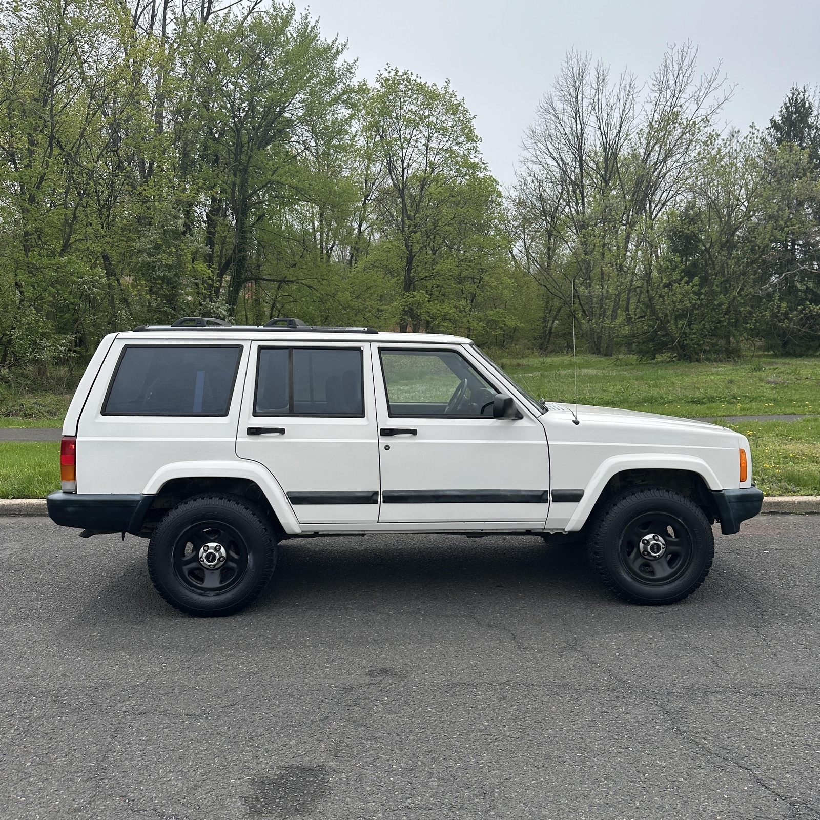 Owner 2001 JEEP CHEROKEE SPORT 4X4 SUV ONLY 76K MILES CLEAN CARFAX TJ MUST SELL