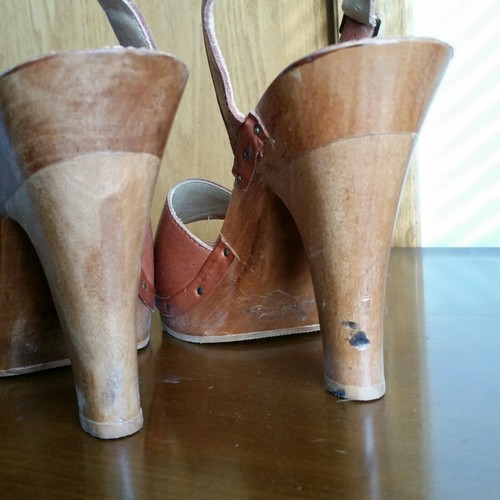 Vintage Cognac Basketweave Leather Slingback Heels Wood Bottom Studs 1970s