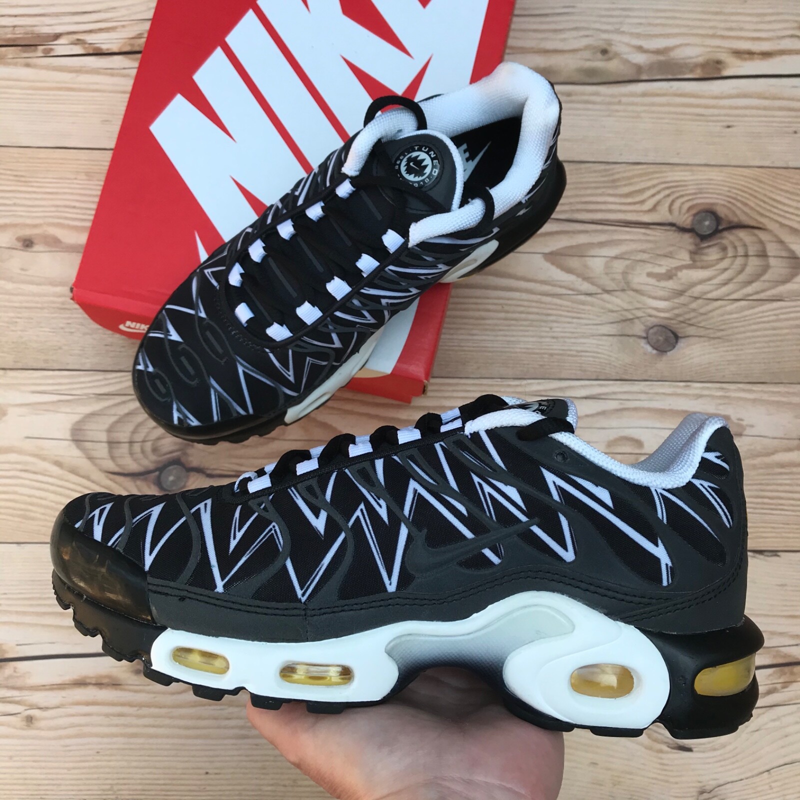 Nike Air Max Plus TN Black/White Reflective Men's Size 6 Nike Air Max Plus TN Black/White Reflective Men's Size 6