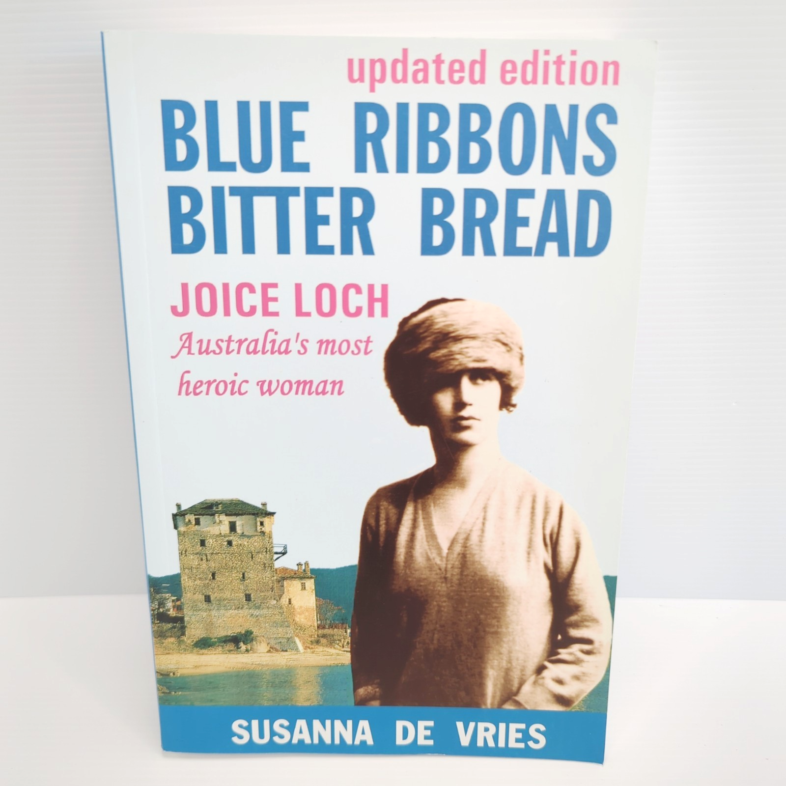 Blue Ribbons Bitter Bread by Susanna De Vries