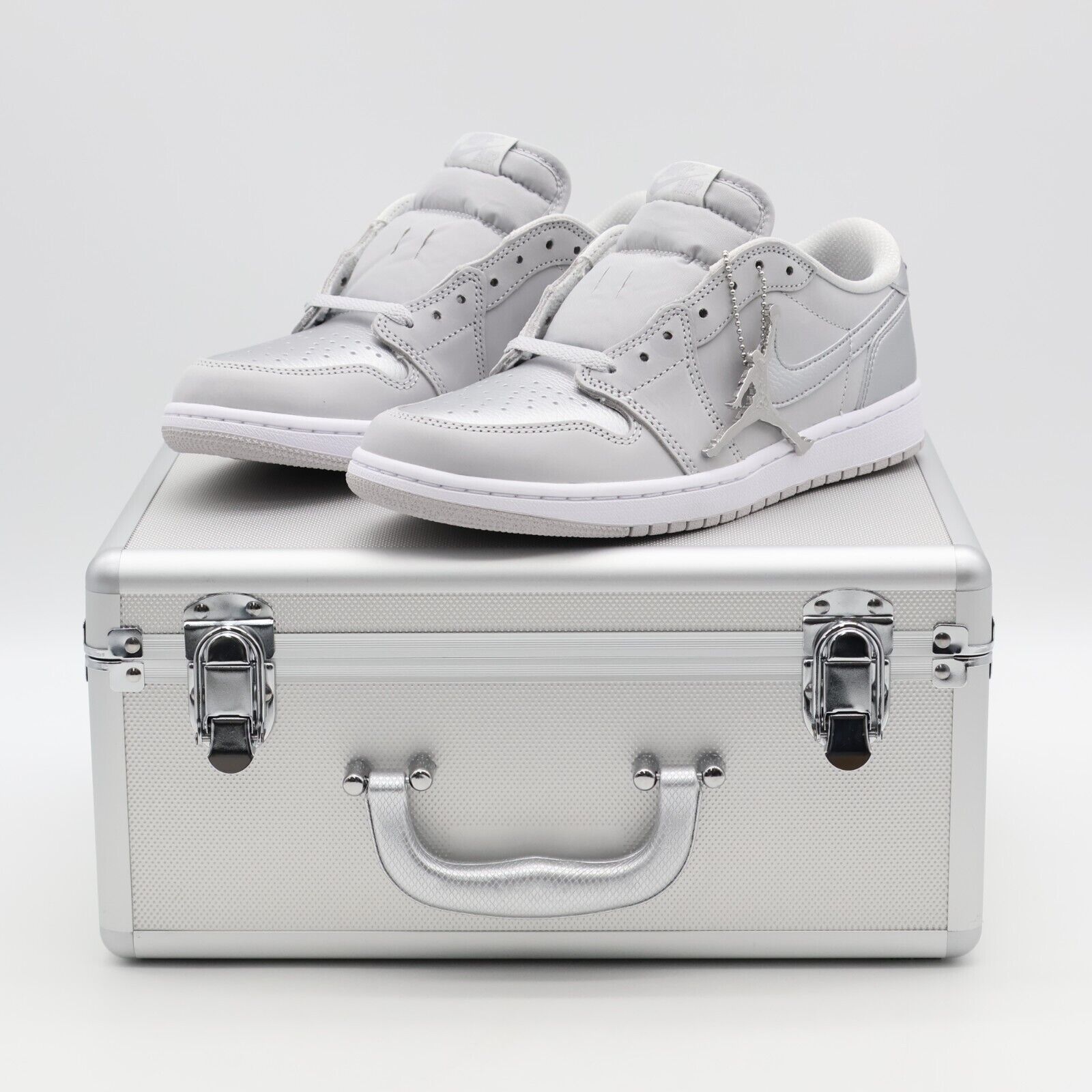 HM0365-002 Nike Air Jordan 1 Retro Low OG Metallic Silver HM0365-002 Nike Air Jordan 1 Retro Low OG Metallic Silver
