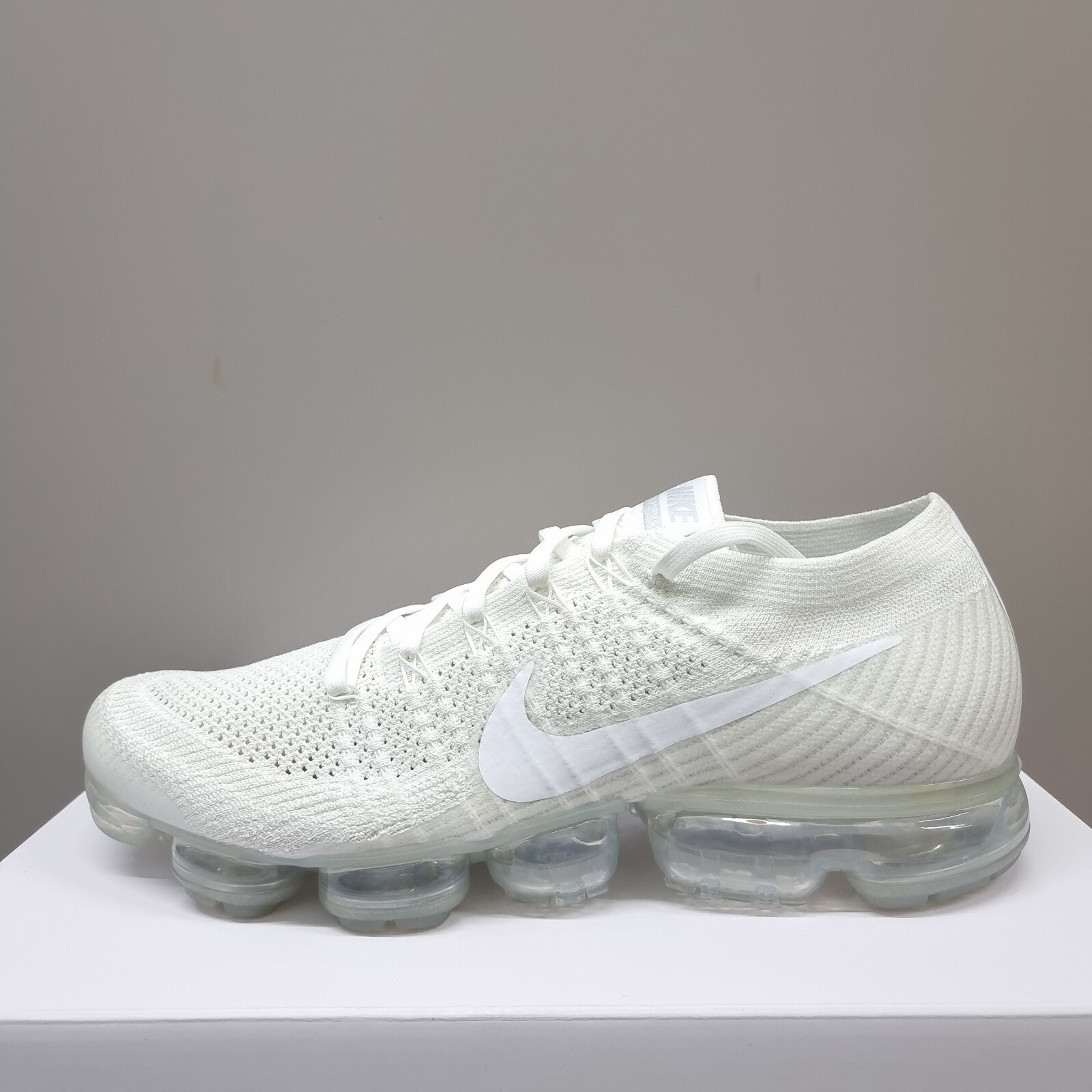 nike vapor max triple white