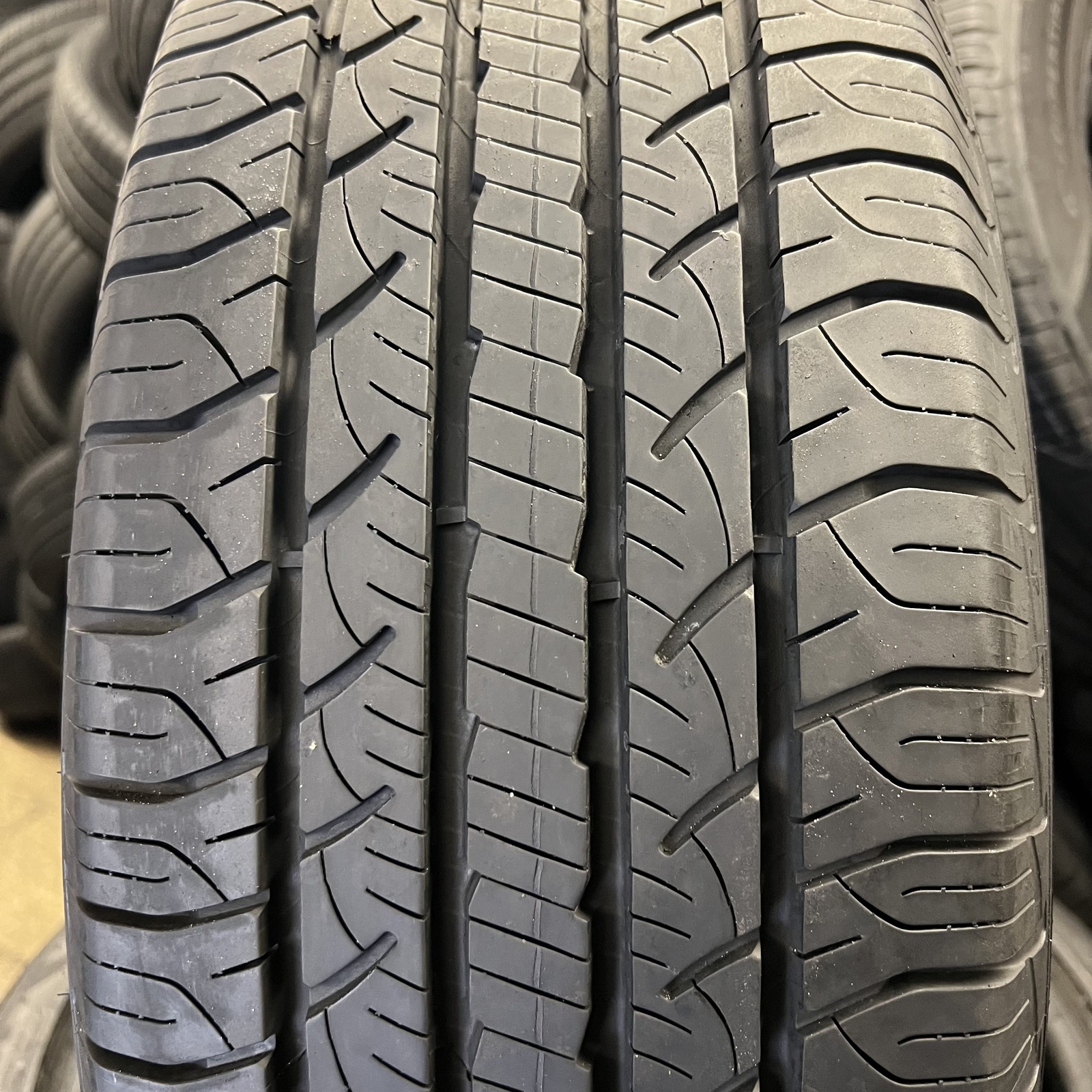 1 Tire LikeNew Goodyear Assurance Outlast 235/65R18 106V DOT.5123 10.75/32