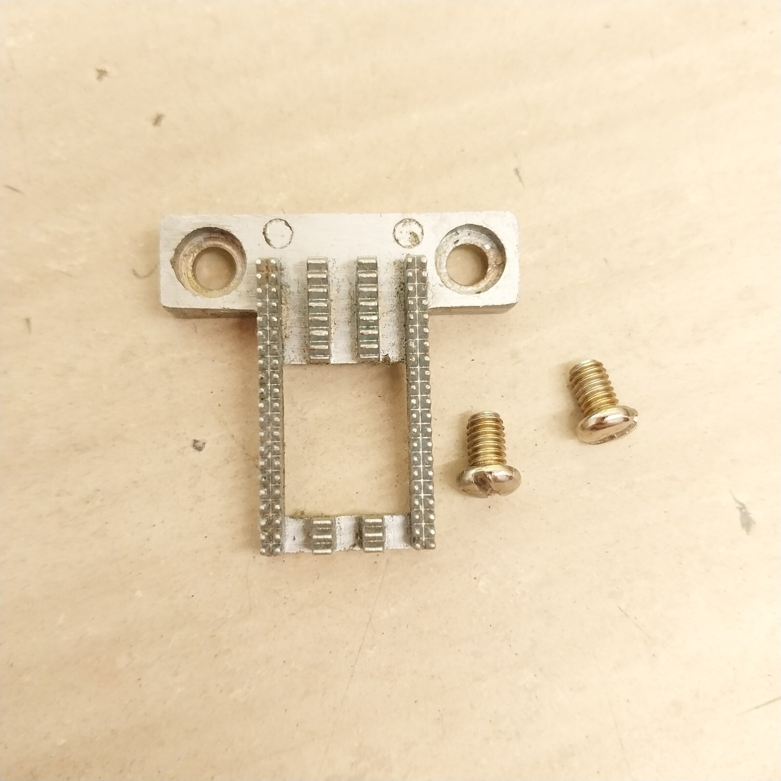 dogページ Feed Dog with Screws #V620053000 Singer 1120 | eBay