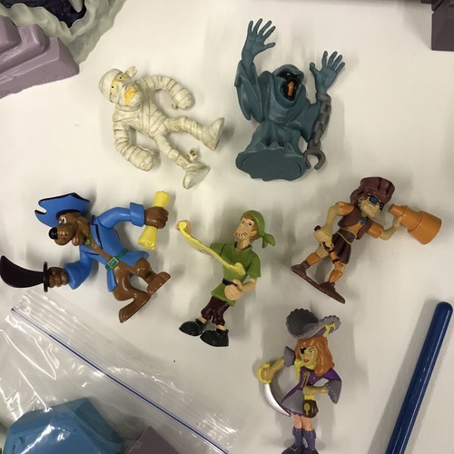 Scooby Doo Pirate Fort + Crystal Cove Lighthouse + Figures + Pirate Crew Van