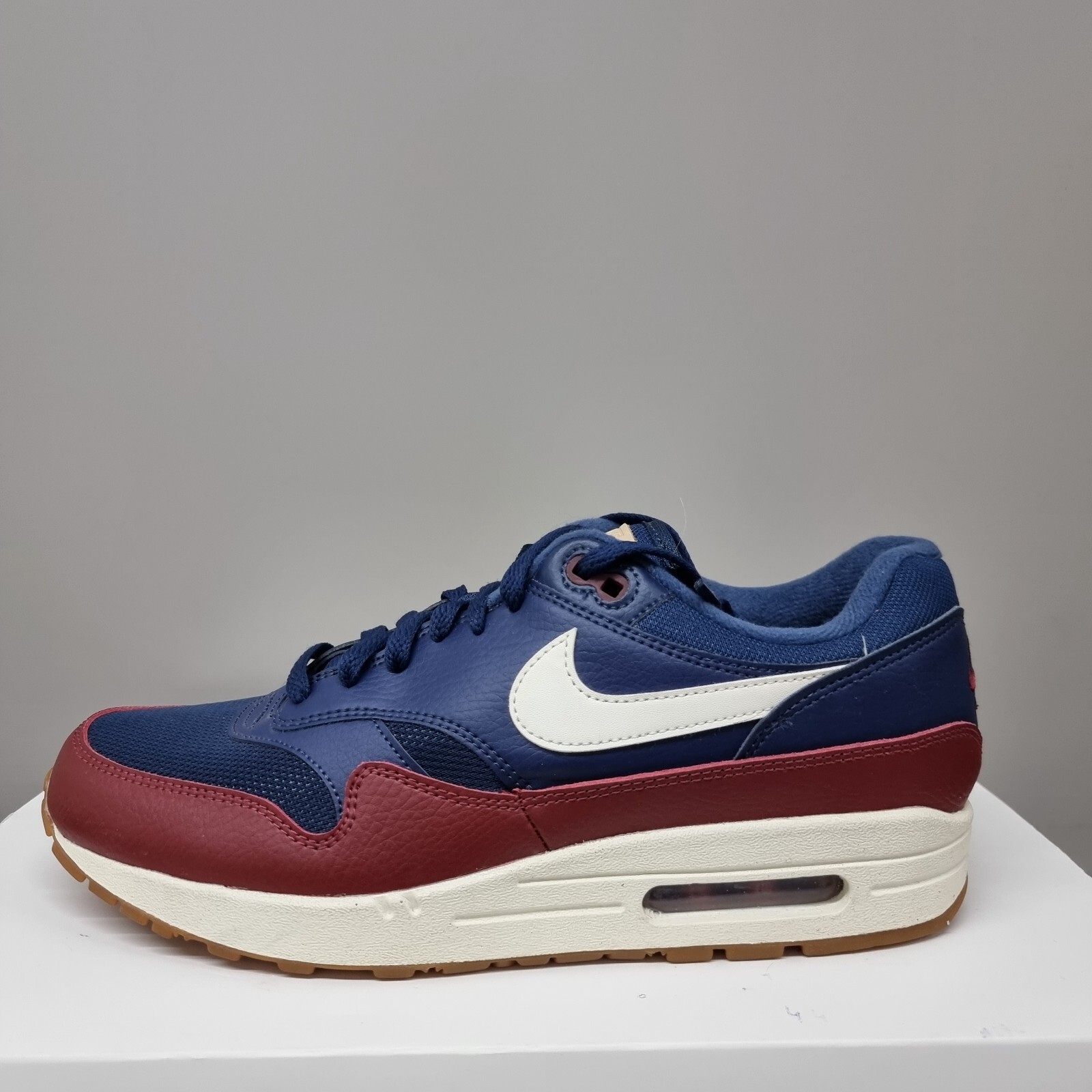 navy nike air trainers