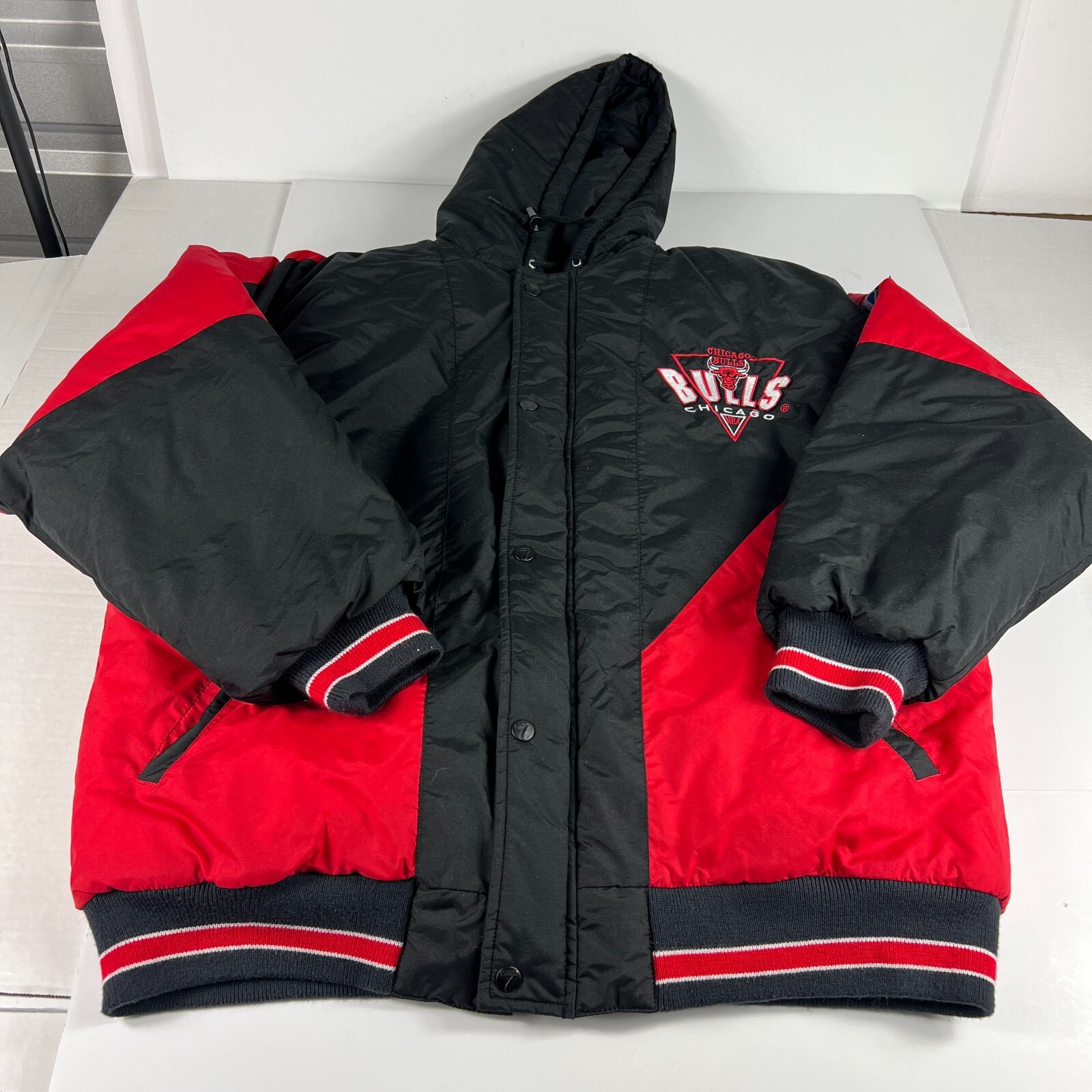 VTG 90s Logo 7 Chicago Bulls Jacket Extra Large Black & Red VTG 90s Logo 7 Chicago Bulls Jacket Extra Large Black & Red