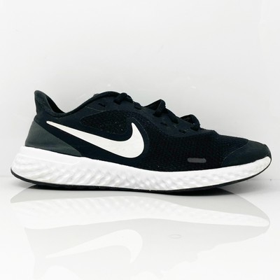 Nike Boys Revolution 5 BQ5671-003 Черные кроссовки для бега, размер 7 лет