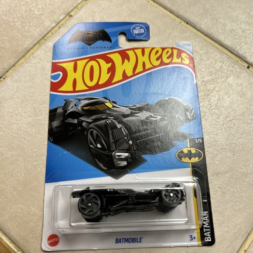 Hotwheels BATMOBILE 13台セット Amazon.com: Hot Wheels Batman Batmobile Toy Car Bundle, Set