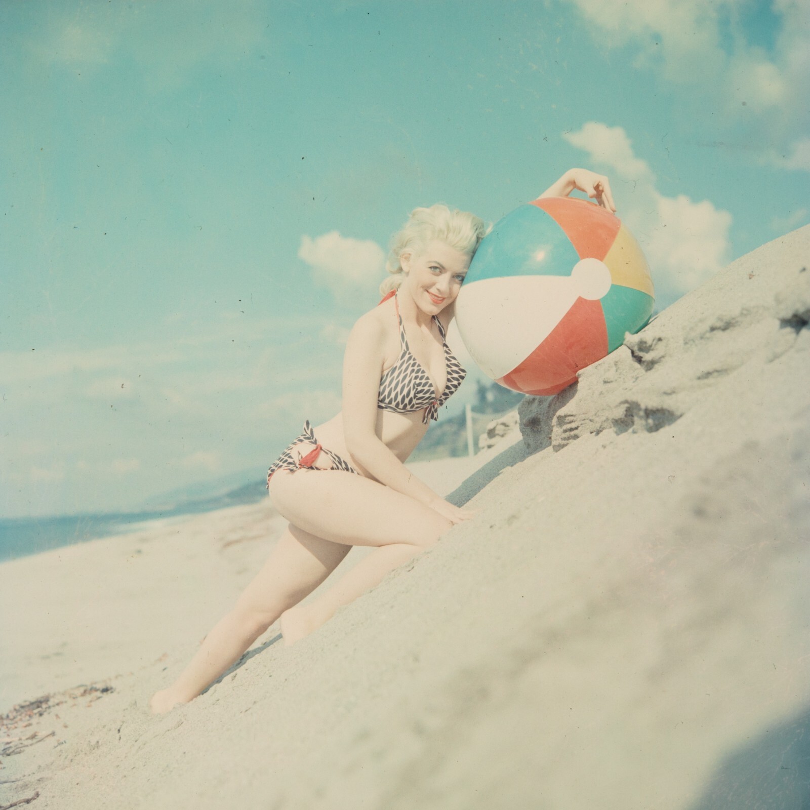 Tirage Photo Argentique Vintage 30x30cm - Femme Sur Des Skis à La Plage, Style Pin-up Années 1950