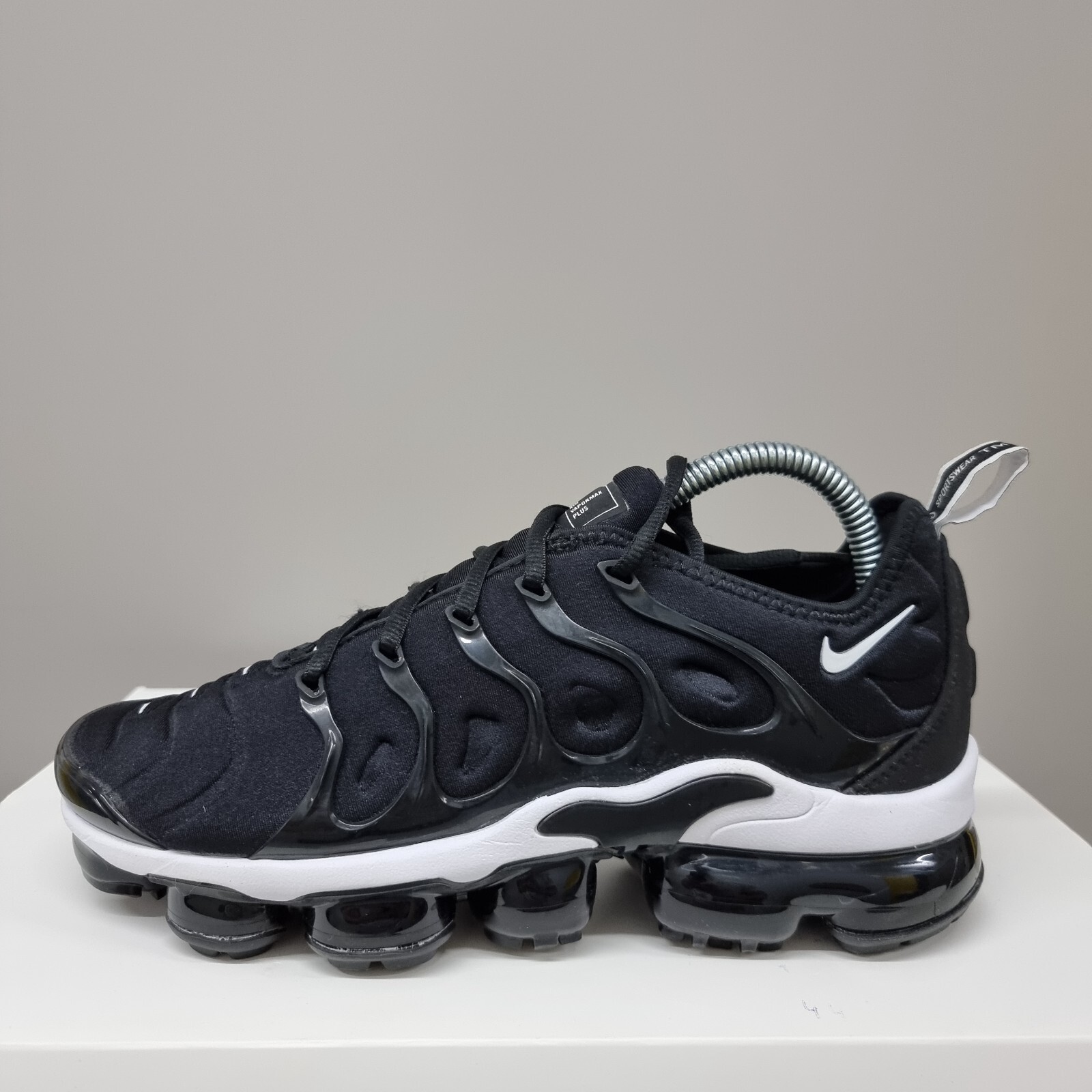 nike air vapormax plus overbranding