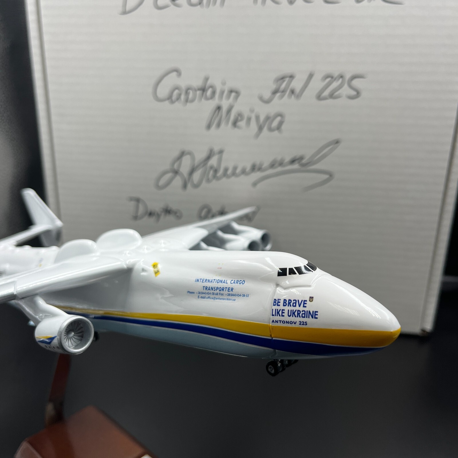 Antonov AN-225 with box signed by D.Antonov scale 1:200 BBU