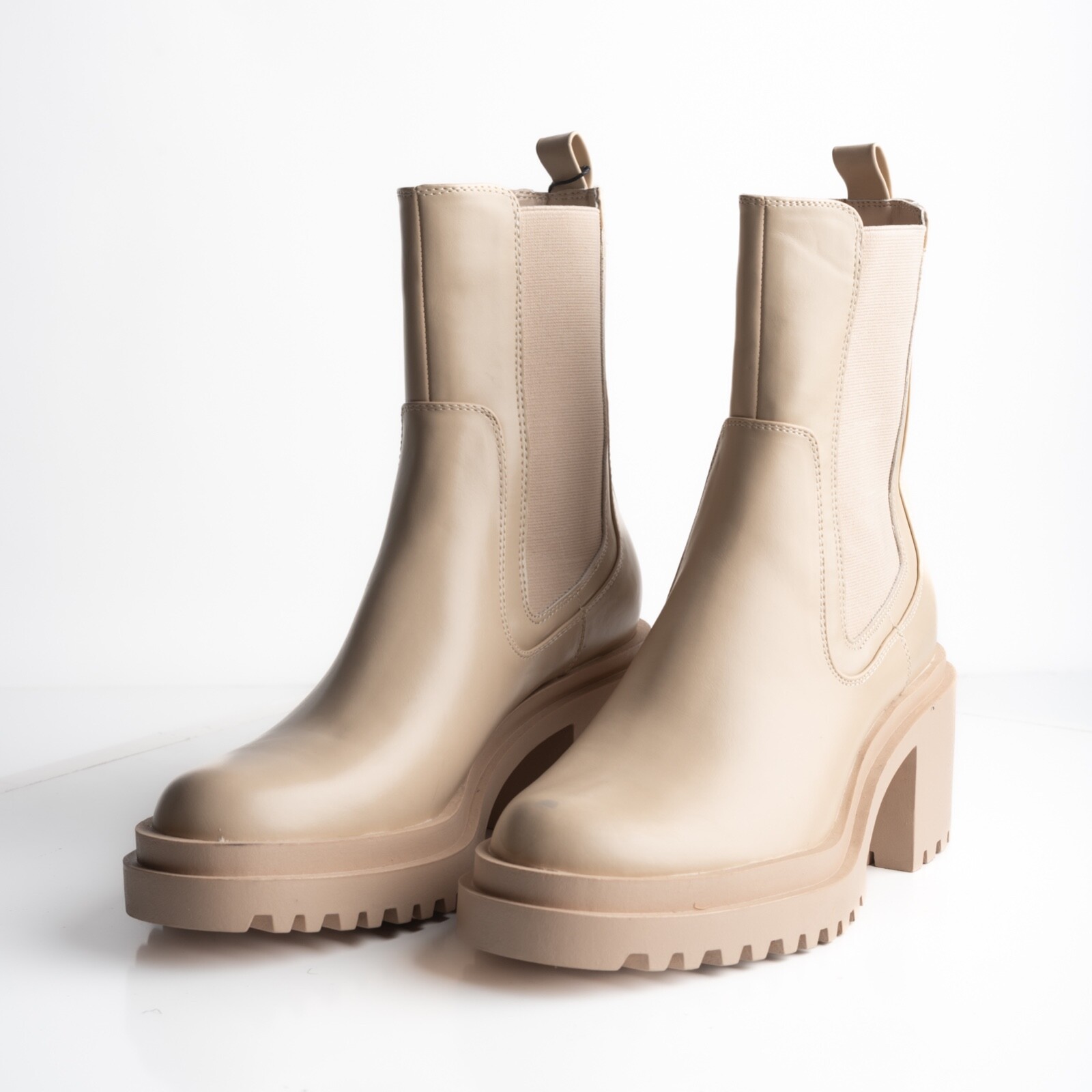 ブーツその他 Sergio Levantesi Junny Cream Heeled Ankle Boot Sergio Levantesi Junny Cream Heeled Ankle Boot In White