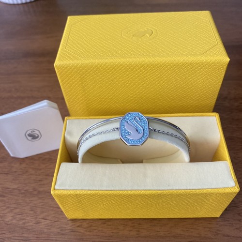 【SWAROVSKI】5688746 Swan Gray Bangle Medium Bracelet Swan bangle, Swan, Black, Ruthenium plated | Swarovski