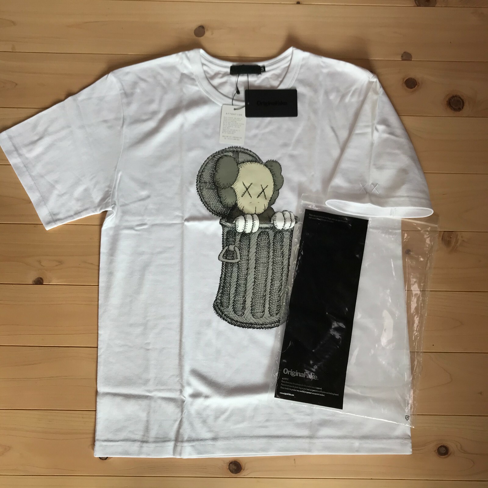 NEW KAWS OriginalFake Companion T-shirt Oscar size 3 Large NEW KAWS OriginalFake Companion T-shirt Oscar size 3 Large