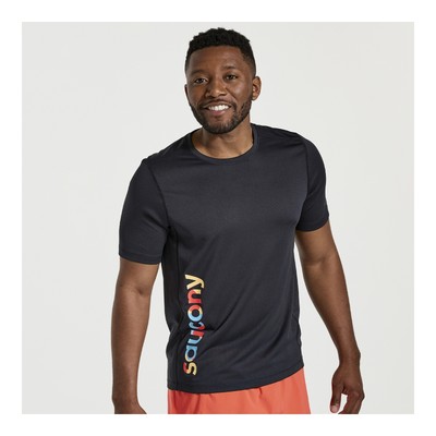

Мужская одежда Saucony с секундомером и короткими рукавами, черная графическая одежда, Black graphic