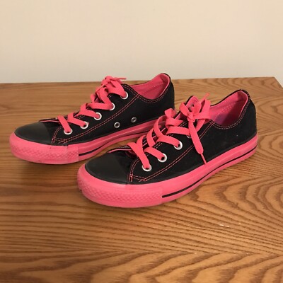 Hot pink shop chuck taylors
