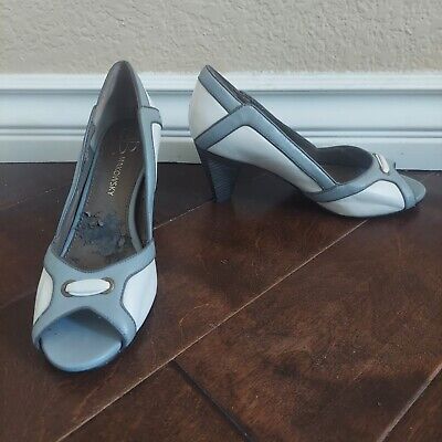 B Makowsky Women's Gray White Leather Heels - Size 6M (Some Wear And Tare)