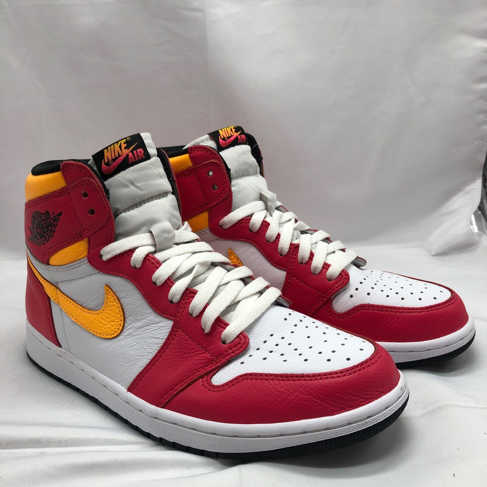 シューズ(女性用) NikeAirJordan 1 High OG Light Fusion Red Air Jordan 1 Retro High OG 'Light Fusion Red' – YankeeKicks