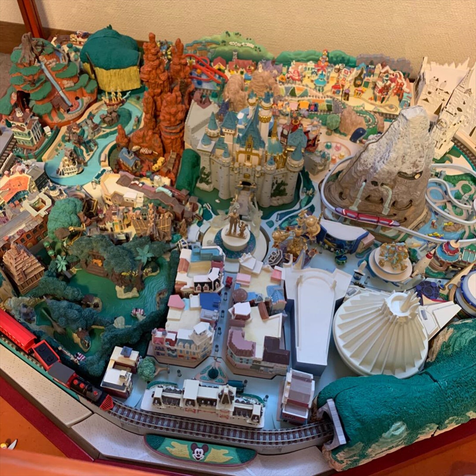 DeAGOSTINI Disney My Disneyland Diorama Model Set Miniature Model kit