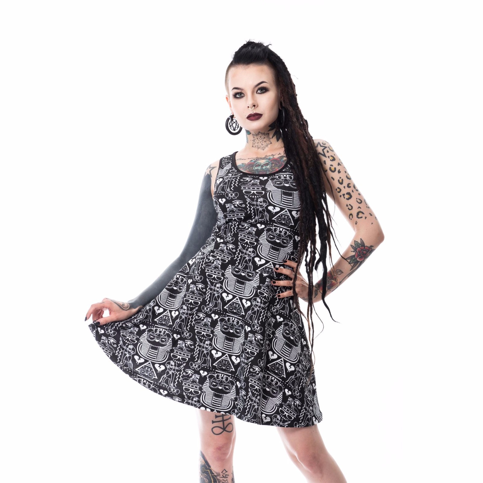 одежда киберпанк мода, готическая одежда. альтернатива одежде. девушка в черной одежде с ошейником. альтернатива одежде. альтернатива одежде.