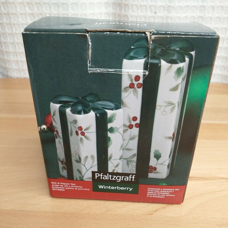 NEW in BOX Pair PFALTZGRAFF WINTERBERRY set SALT & PEPPER SHAKERS Gift Boxes