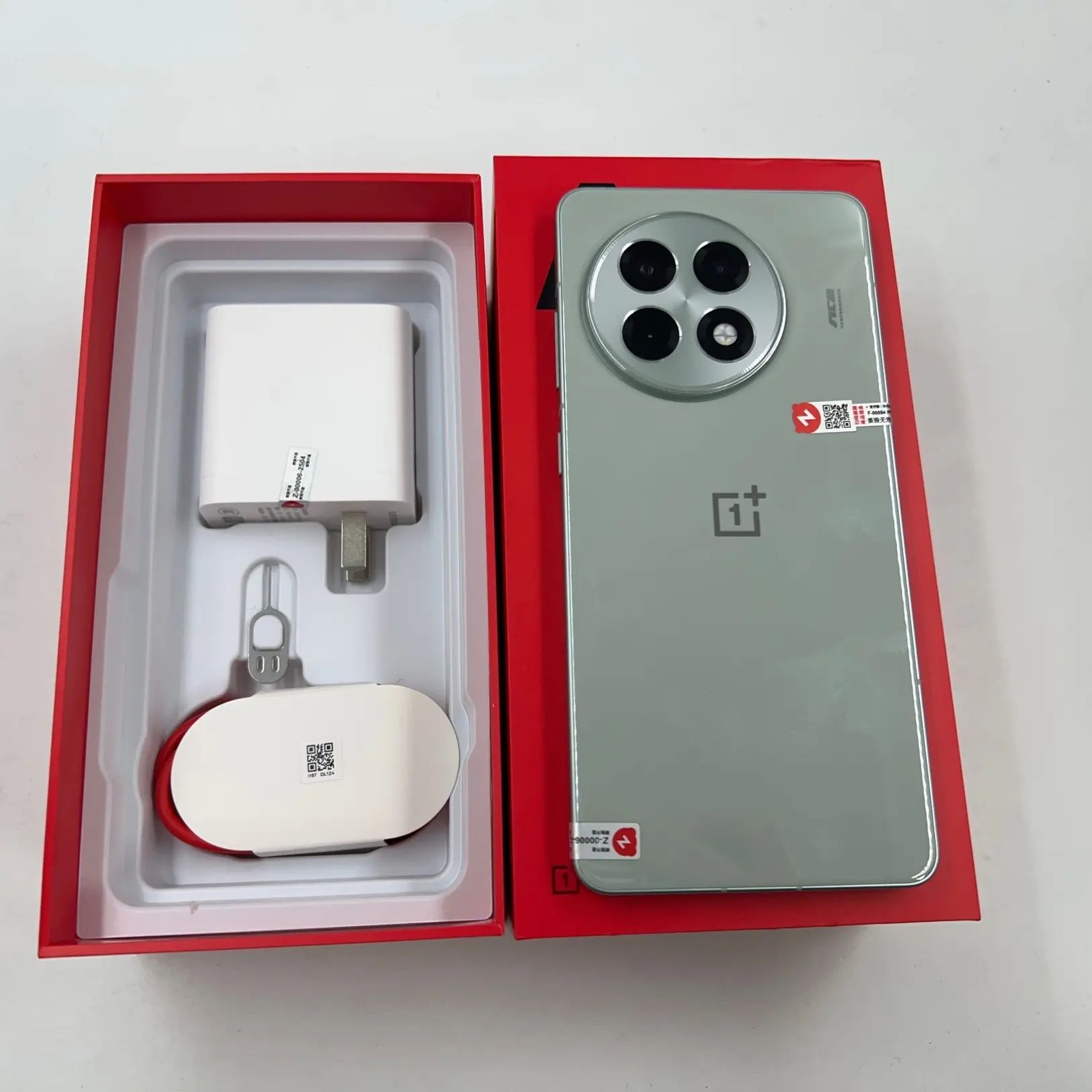 【新品】OnePlus Ace 5 12G/256G New OnePlus Ace 5 5G Smartphone Android 15 Snapdragon 8 Gen