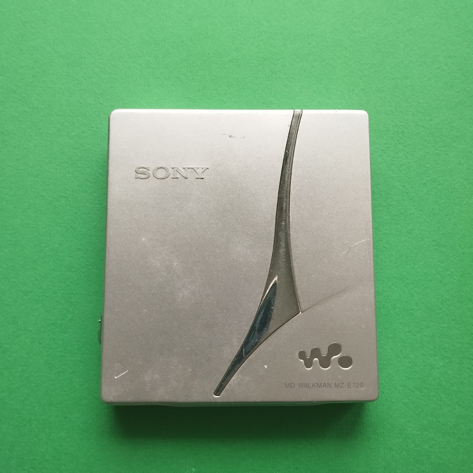 SONY Walkman MZ-E720 Silver Portable MD Mini Disc Player SONY Walkman MZ-E720 Silver Portable MD Mini Disc Player