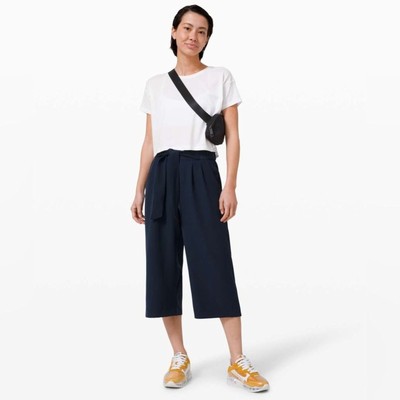 Lululemon Noir Crop navy blue size 2 NWOT