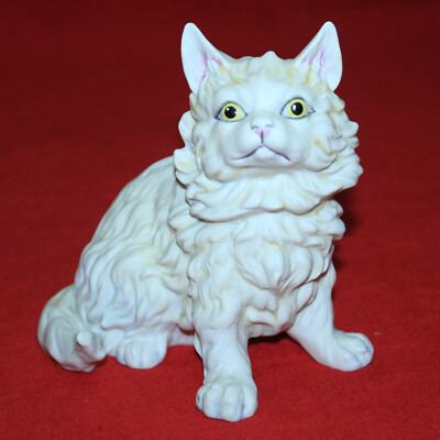 GORGEOUS ROYAL CROWN PORCELAIN WHITE CAT 6-INCH FIGURINE