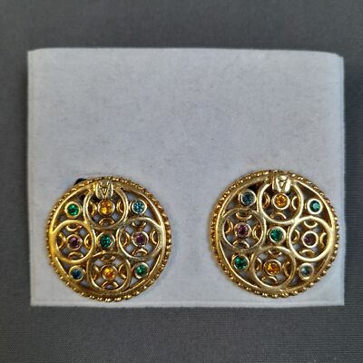 JOY-3734. PENDIENTES DE CLIP CON DISENO CIRCULAR GEOMÉTRICO Y PIEDRAS MULTICOLOR