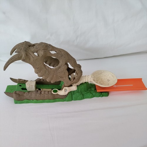 HOT WHEELS DINOSAUR TRICK TRACKS FOSSIL FLIP DINOSAUR