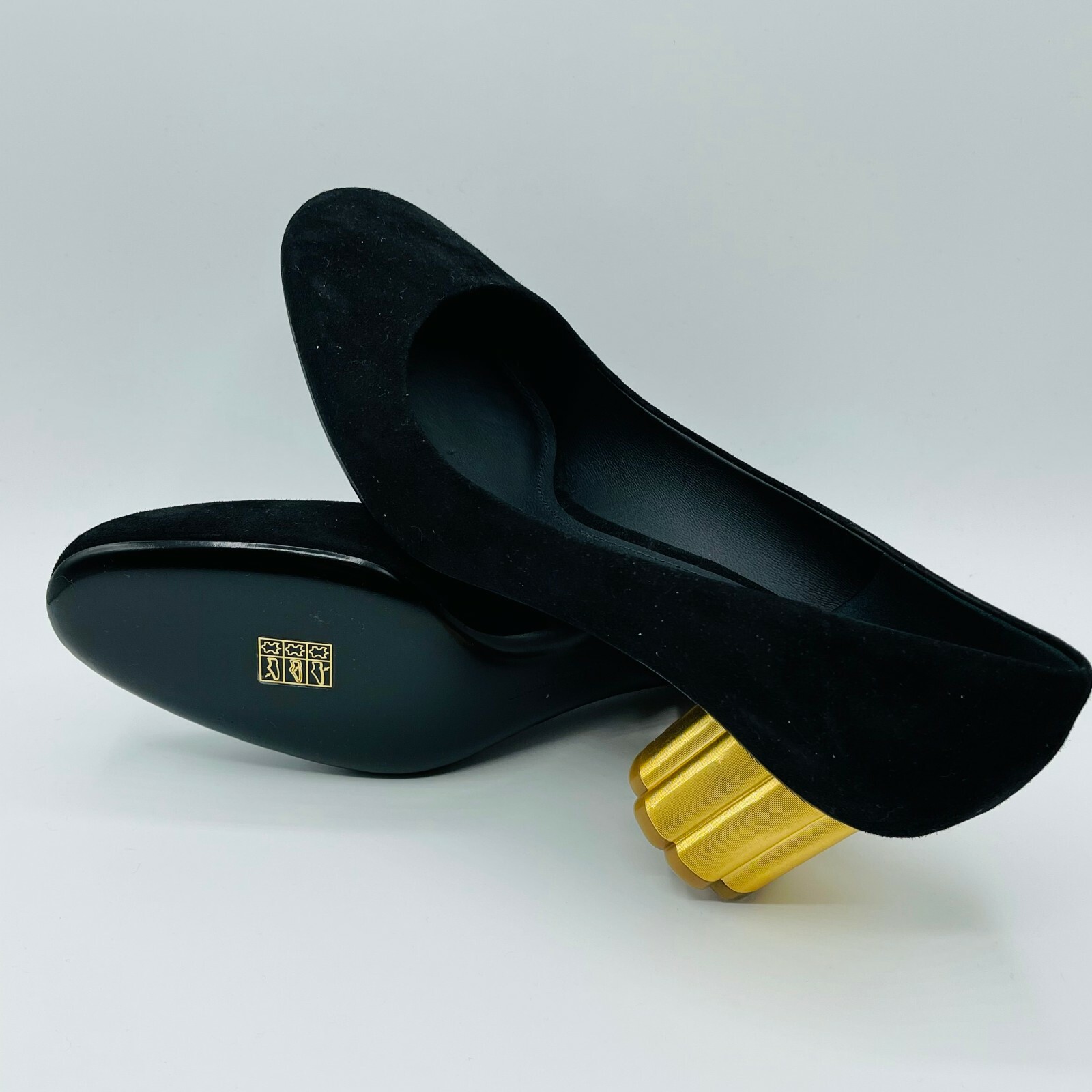 Pre-owned Ferragamo Salvatore  Lucca 55 Women's Black Suede Pump With Gold Heel 671016