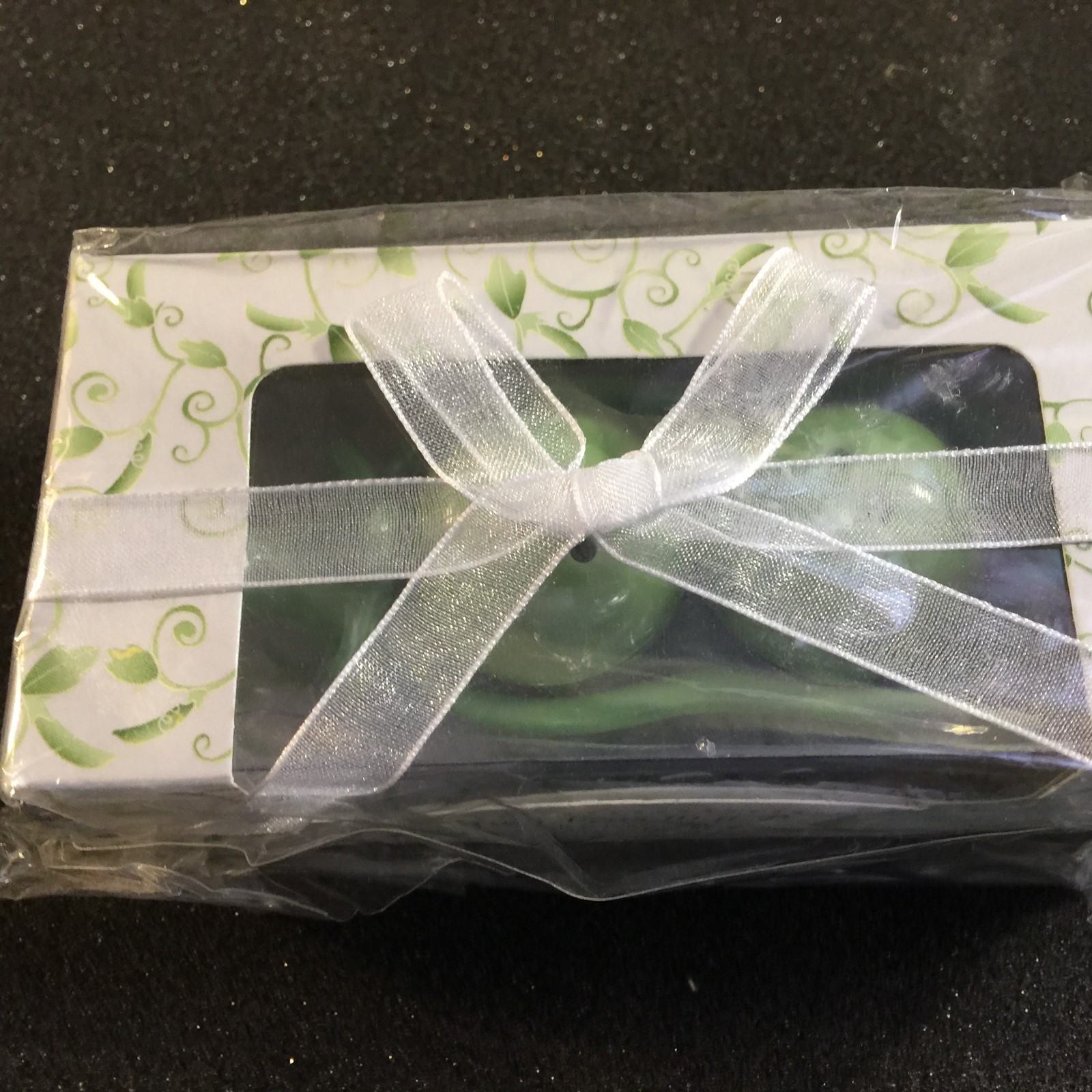 NEW Two Peas in a Pod - Ceramic Salt & Pepper Shakers in Ivy Print Gift Box0095