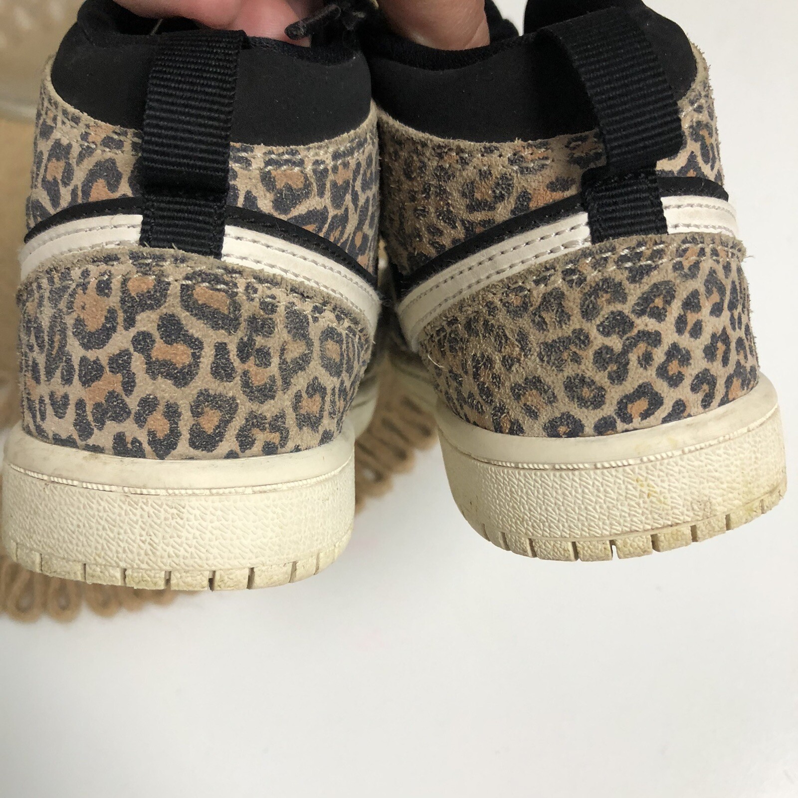 NIKE Air Jordan 1 Mid SE Shoes - Leopard Print - Youth Size 13C - BQ6932  021: купить с доставкой из США, цена 5 801 руб - (114855245163)