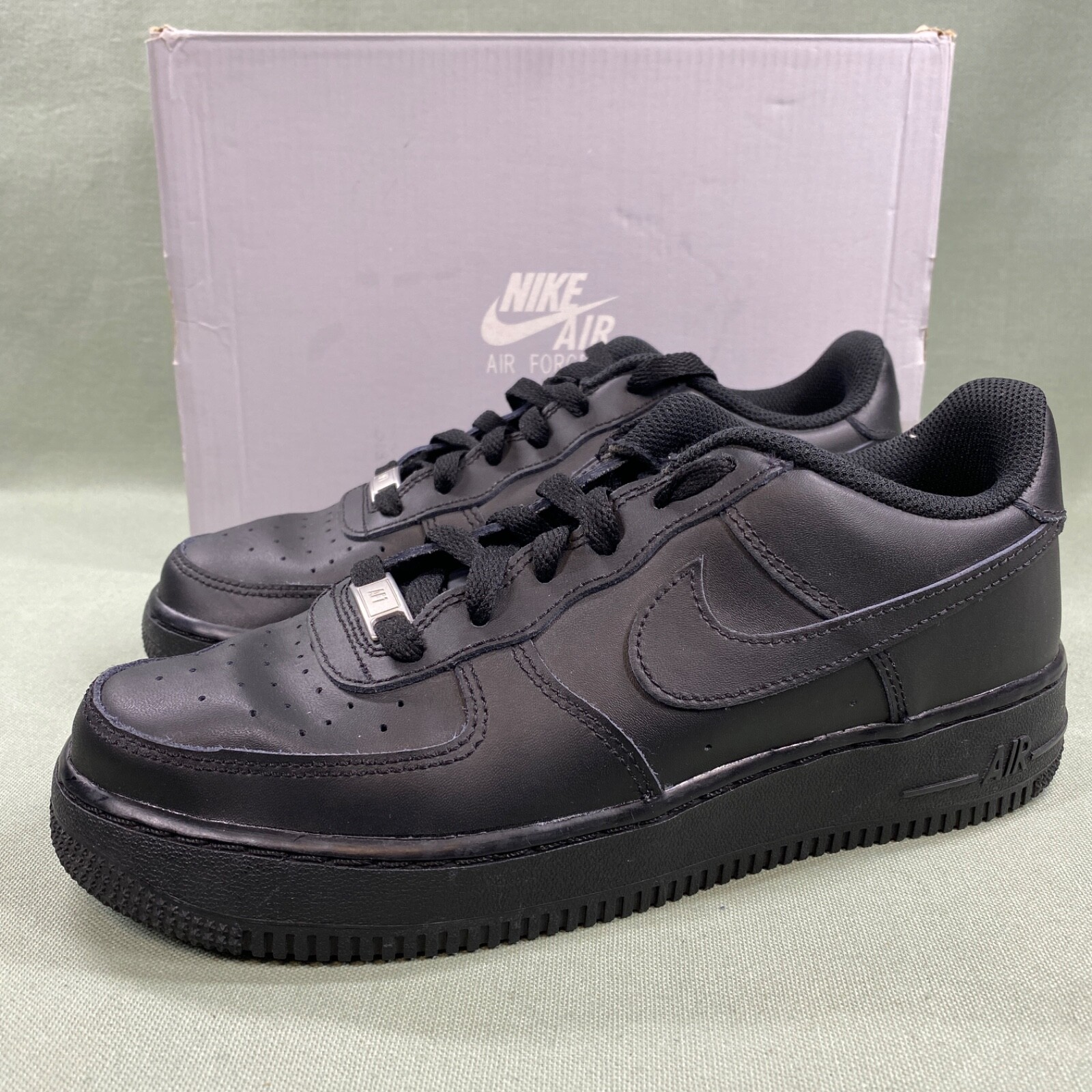 Nike Air Force 1 ブラックレザー Nike が Air Force 1 Low “Black Leather” パックを発表