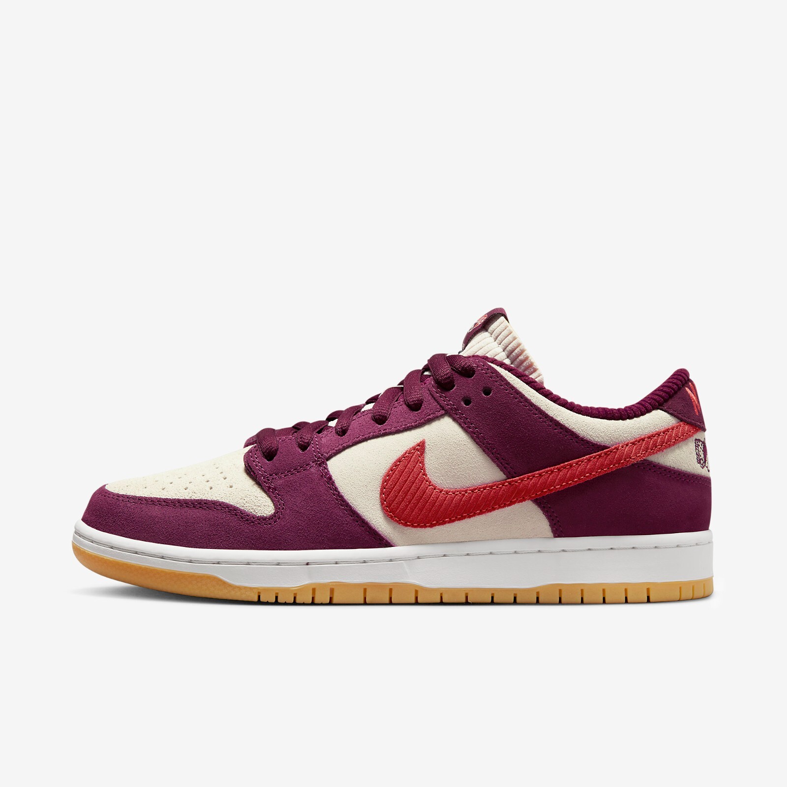 

Кроссовки Nike x Skate Like a Girl SB Dunk Low QS Barely Rose DX4589-600, Summit white/barely rose/university red/coconut milk/black, Nike x Skate Like a Girl SB Dunk Low QS Barely Rose