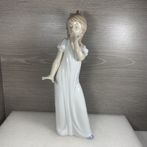 リヤドロ Lladro Nao by Lladro Girl Yawning Vintage NAO/Lladro 