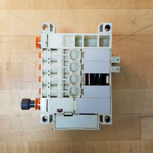SMC Solenoid Valve Manifold Assembly (2) SMC VQ2100-5, (2) SMC VVQ2000-10A-1