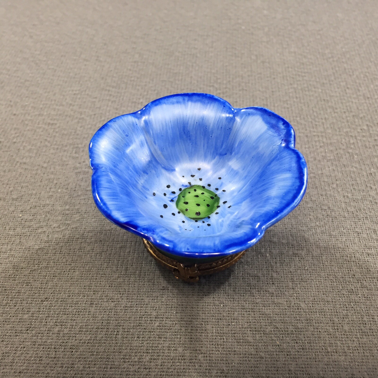 Limoges France Peint Main Blue Flower Bee Clasp Trinket Box