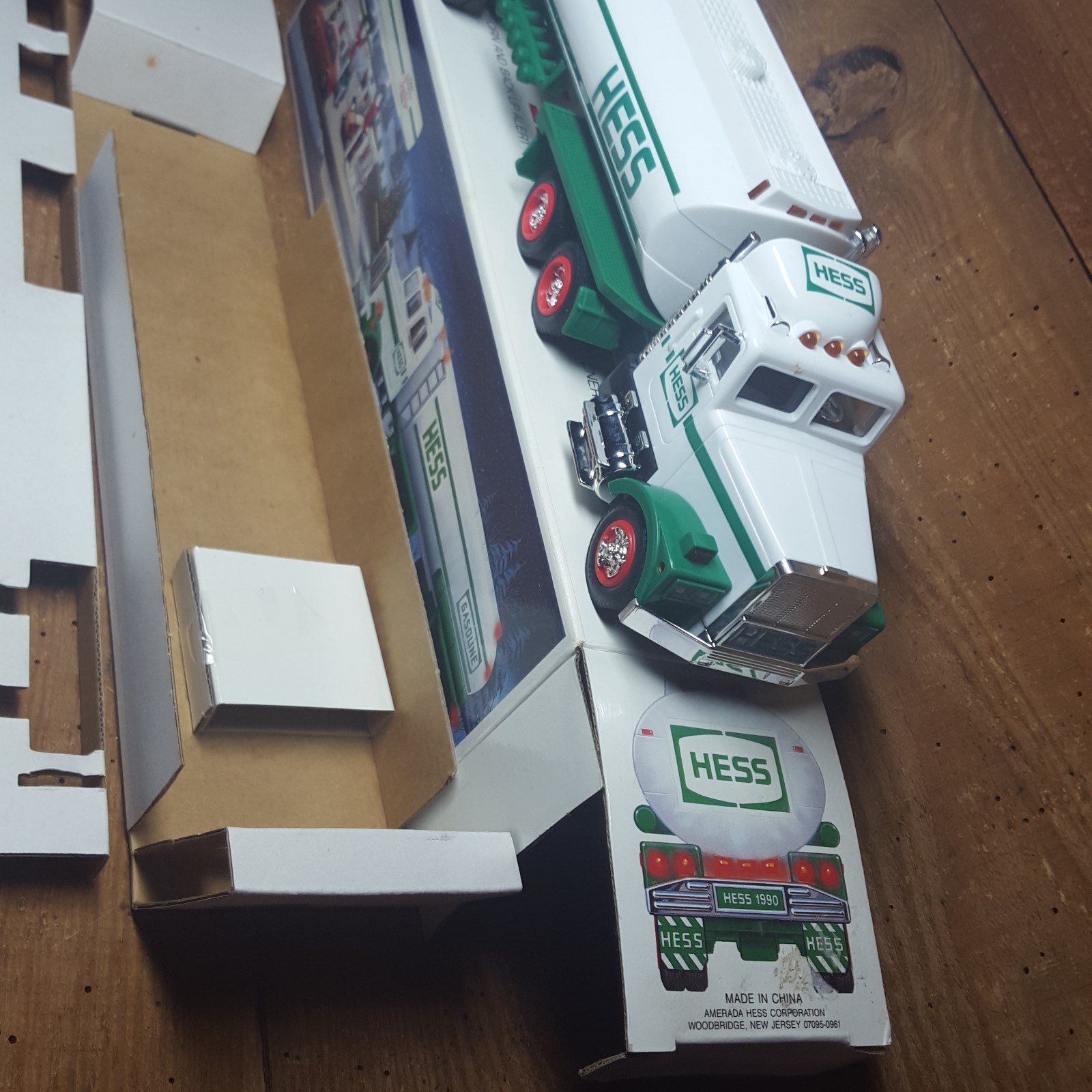 1990 HESS TANKER TRUCK`~NEW IN BOX~ DUAL SOUND SWITCH~BATTERY TESTED~SUPER NICE