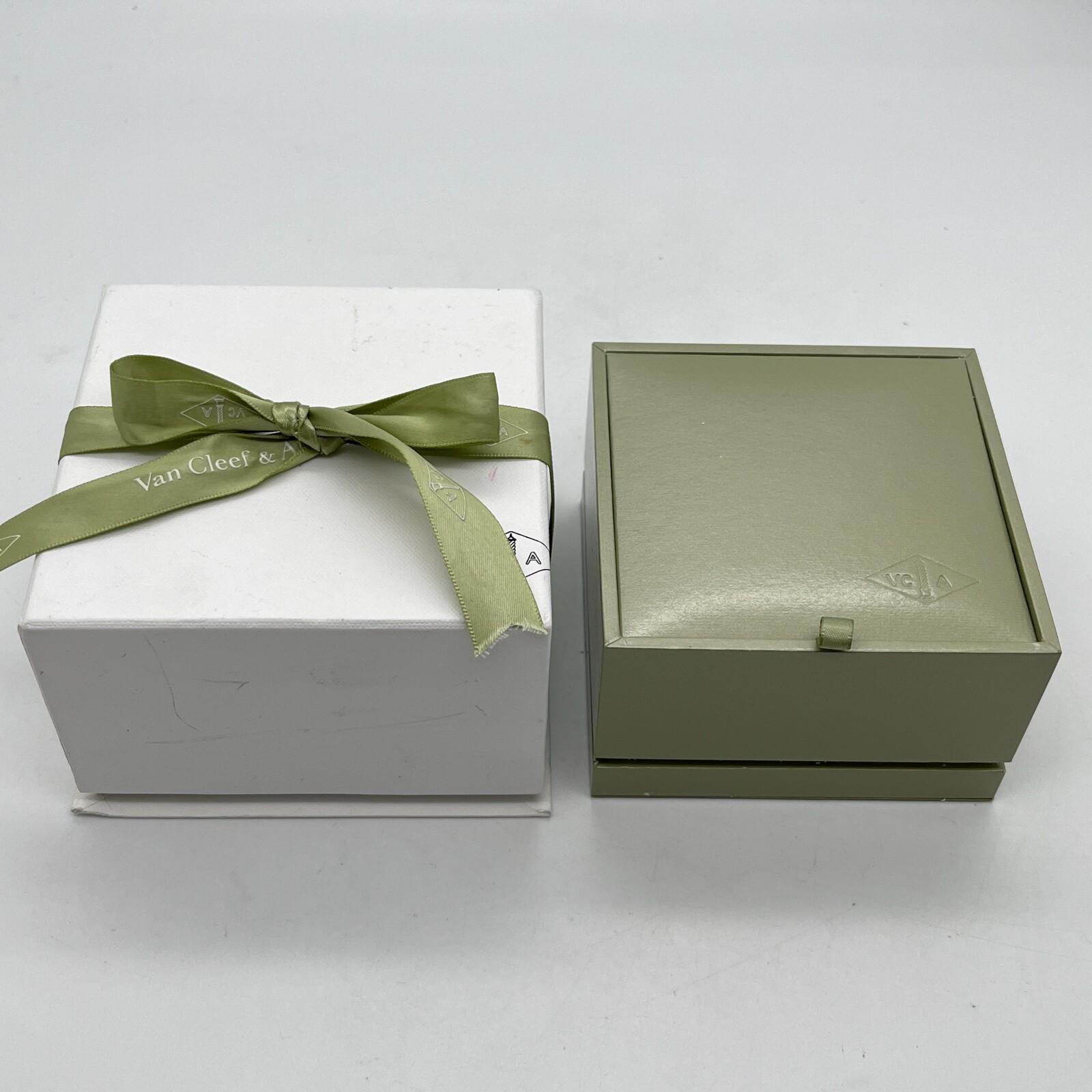 Van Cleef & Arpels genuine Jewelry box case Outer box Color Van Cleef & Arpels genuine Jewelry box case Outer box Color