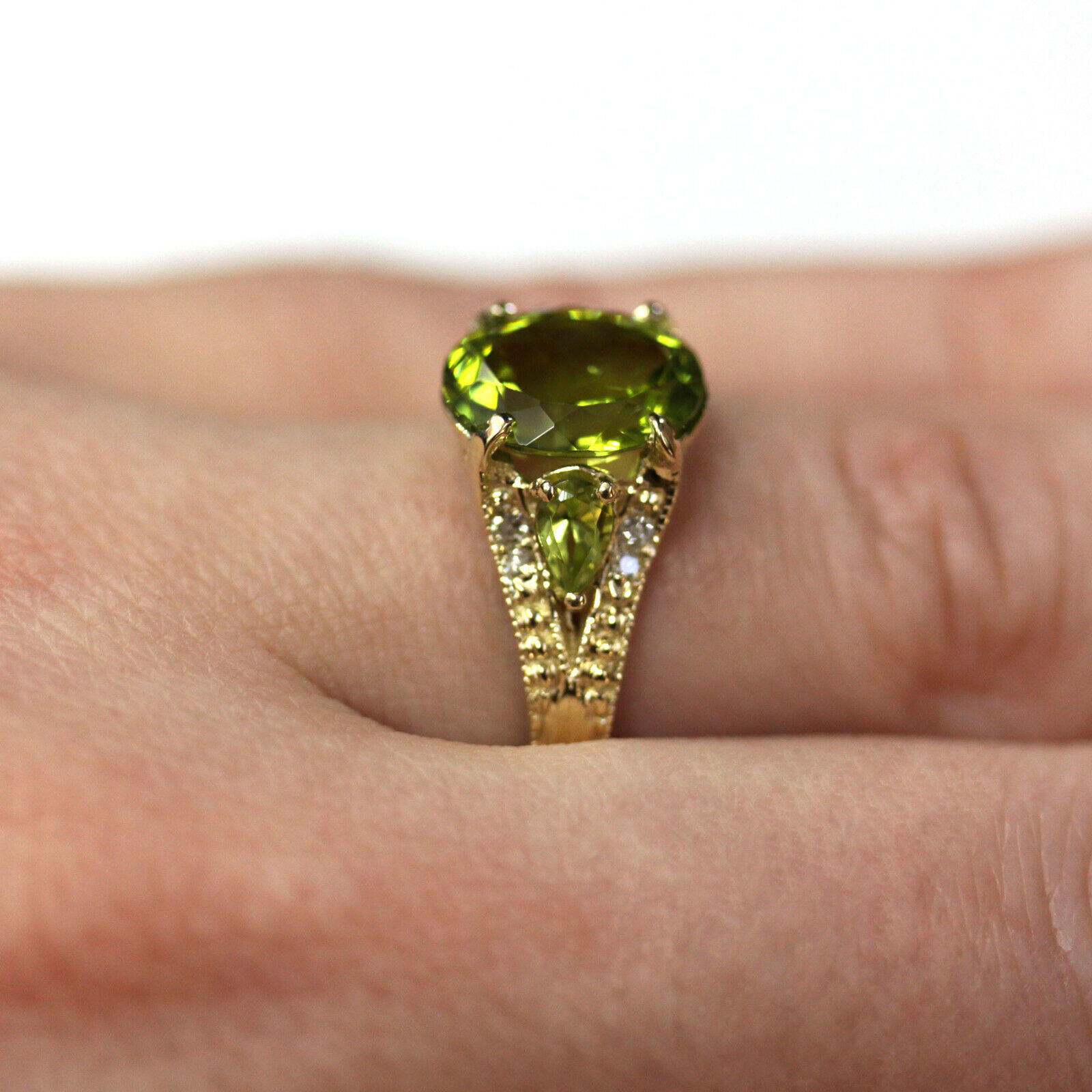 Pre-owned Jewelry By Arsa 3.6 Ctw Natural Green Peridot & Diamond Solid 14k Yellow Gold Cocktail Ring