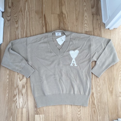 ★関税込★アミ★AMI★AMI de Coeur V-Neck Sweater Taupe★ AMI De Coeur V Neck Sweater - Taupe - HKS201.001281