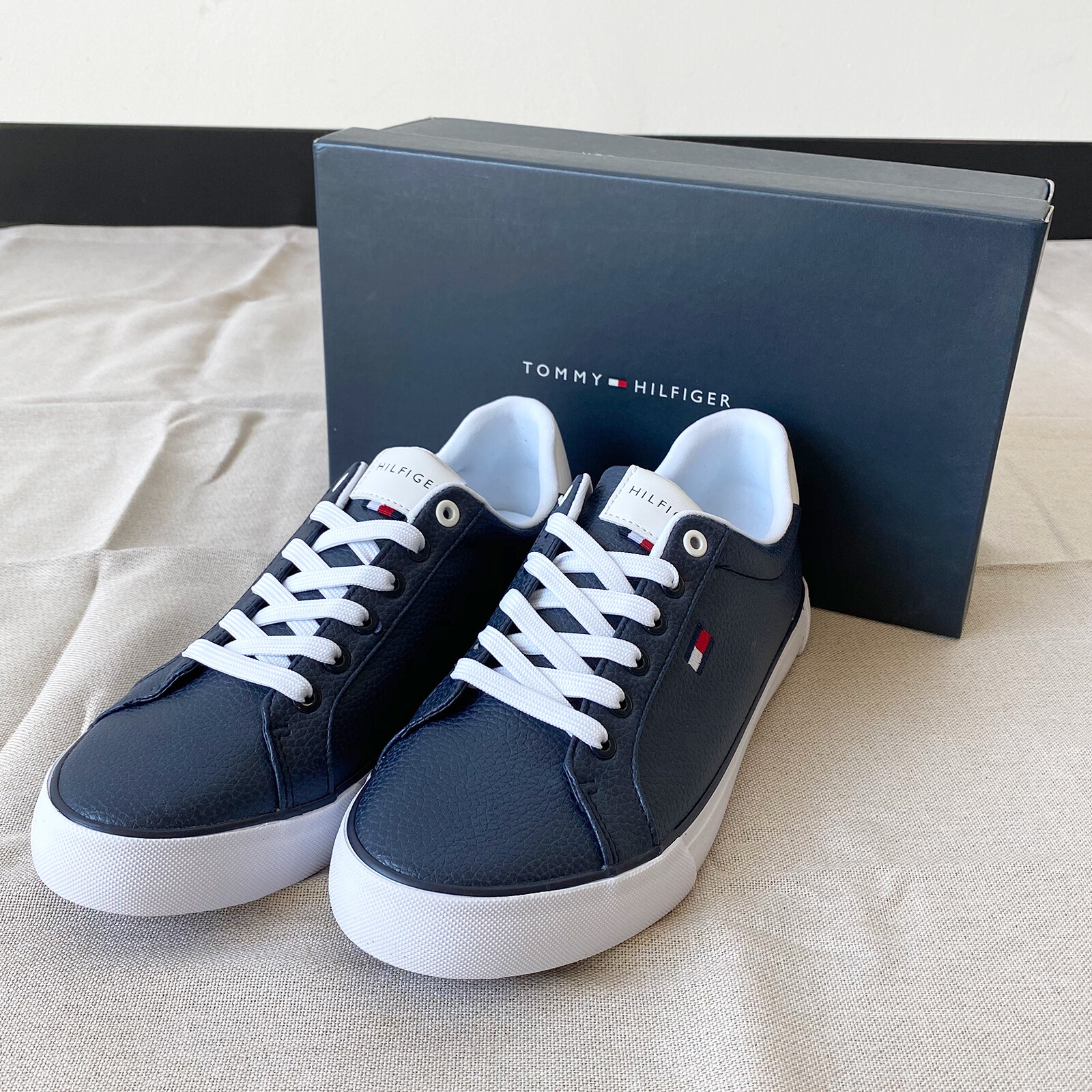 tommy hilfiger men's sparks sneakers
